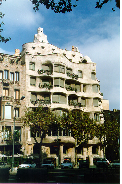 GAUDI1.JPG (137879 byte)