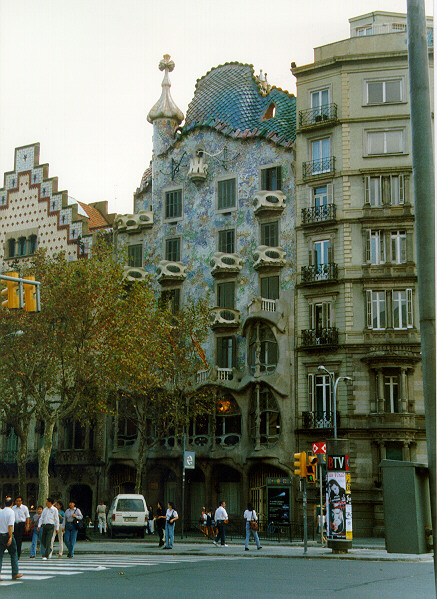 GAUDI3.JPG (156817 byte)